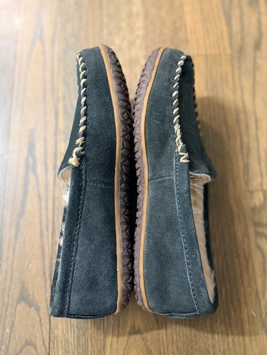 Minnetonka Men\'s Suede Sheepskin Tobie Slippers in Charcoal Size 8 main image 8